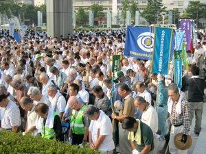 今年も広島平和記念公園一斉清掃を行いました