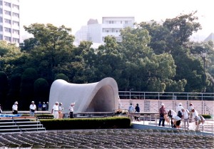 今年も広島平和記念公園一斉清掃を行いました