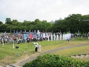 今年も広島平和記念公園一斉清掃を行いました