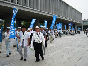 今年も広島平和記念公園一斉清掃を行いました