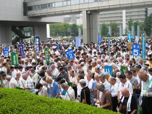 今年も広島平和記念公園一斉清掃を行いました