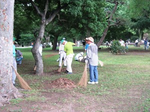 今年も広島平和記念公園一斉清掃を行いました