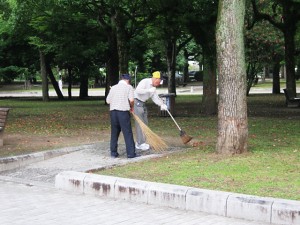 今年も広島平和記念公園一斉清掃を行いました