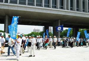 今年も広島平和記念公園一斉清掃を行いました