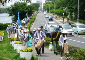 今年も広島平和記念公園一斉清掃を行いました