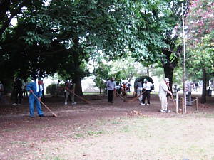 今年も広島平和記念公園一斉清掃を行いました