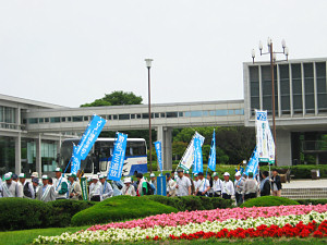 今年も広島平和記念公園一斉清掃を行いました