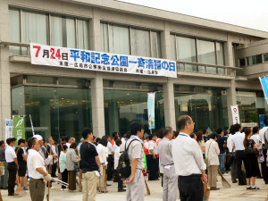 今年も広島平和記念公園一斉清掃を行いました