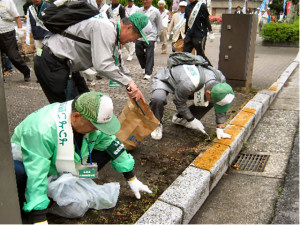 今年も広島平和記念公園一斉清掃を行いました