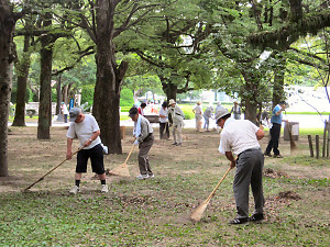 今年も広島平和記念公園一斉清掃を行いました