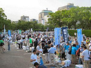 今年も広島平和記念公園一斉清掃を行いました