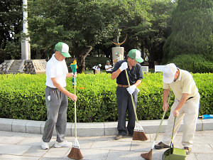 今年も広島平和記念公園一斉清掃を行いました