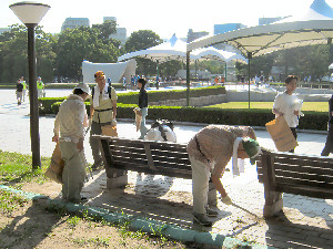 今年も広島平和記念公園一斉清掃を行いました