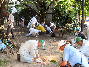 今年も広島平和記念公園一斉清掃を行いました