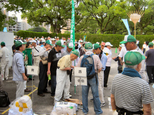 今年も広島平和記念公園一斉清掃を行いました