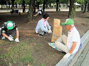 今年も広島平和記念公園一斉清掃を行いました