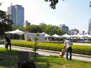 今年も広島平和記念公園一斉清掃を行いました