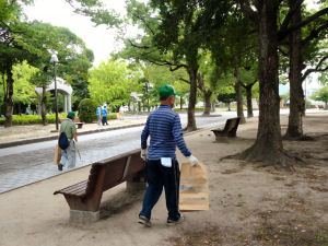 今年も広島平和記念公園一斉清掃を行いました